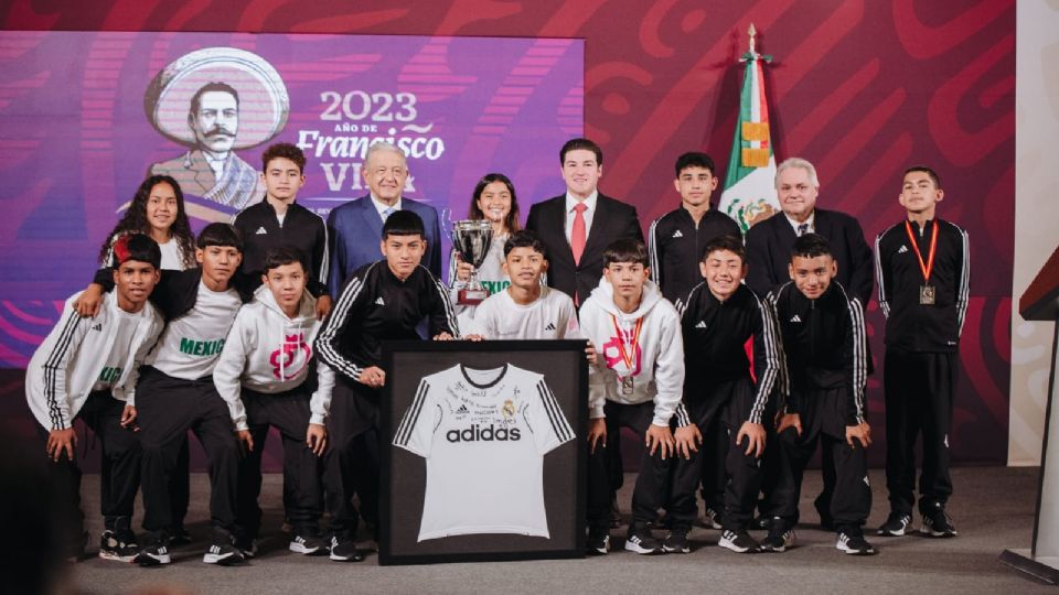 López Obrador y Samuel García junto a los niños campeones