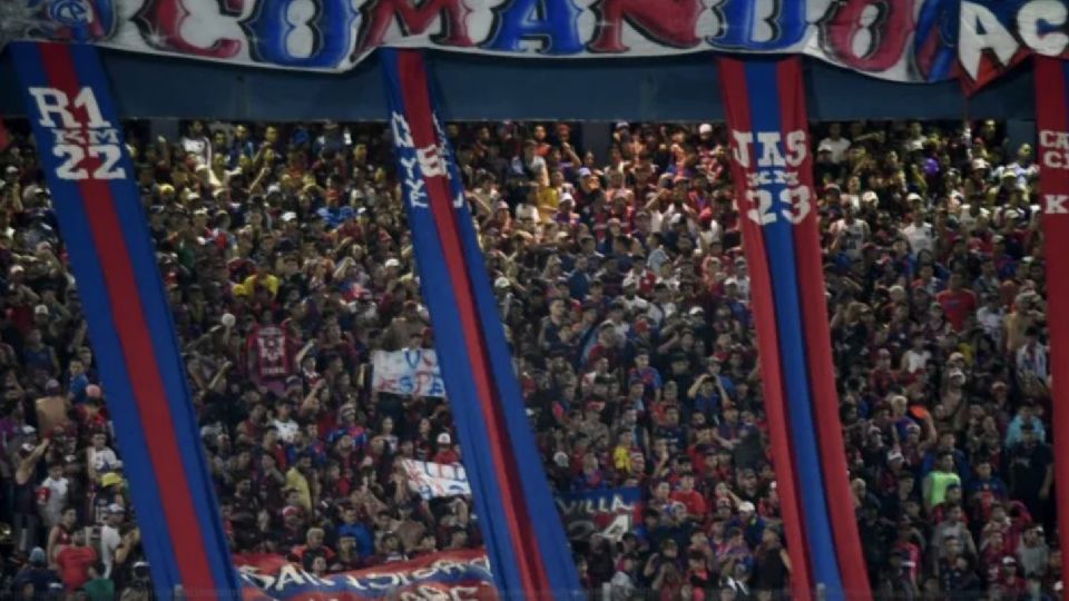 Fotografía ilustrativa de la afición de Cerro Porteño en la tribuna de su estadio