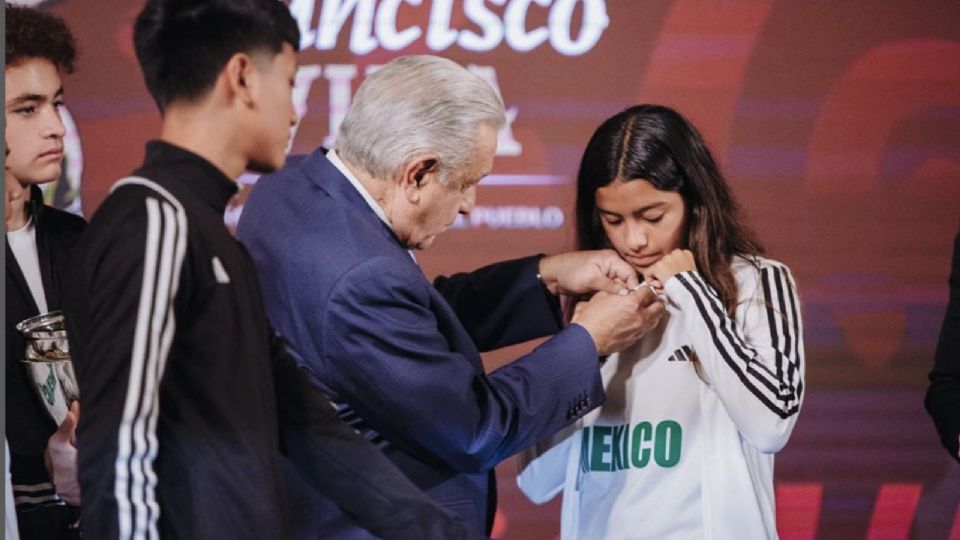 Alejandra Caballero, nueva jugadora de Rayadas, con el presidente de México, Andrés Manuel López Obrador