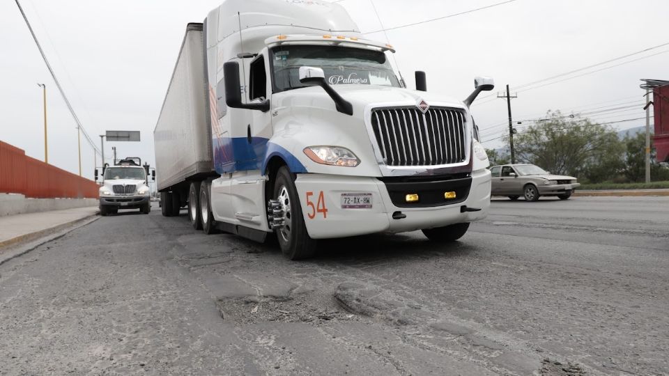 Transporte de carga pesada sobre las avenidas.