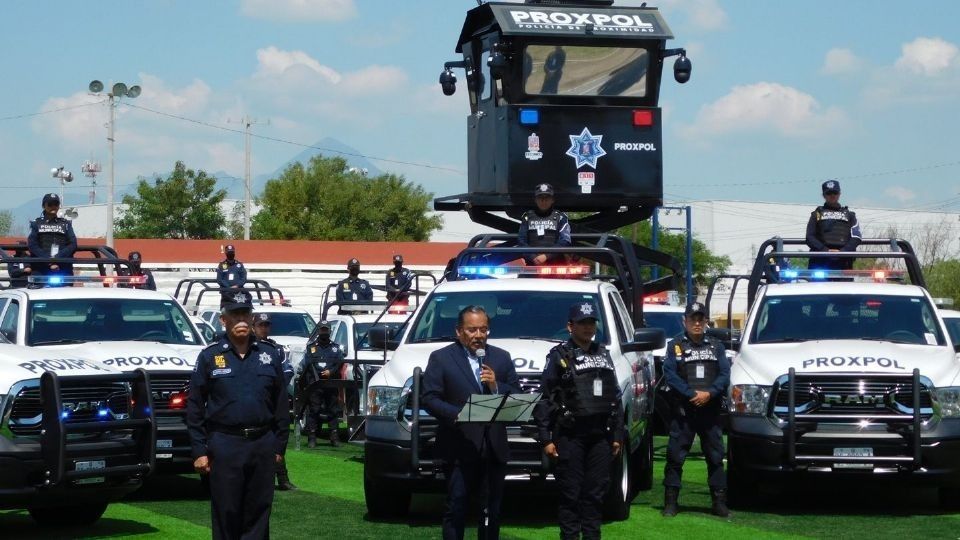 Andrés Mijes con Policías