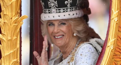 La Reina Camila llevó bordados en su falda a los corgis de la Reina Isabel II