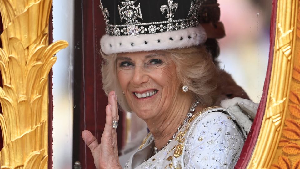 La Reina Camila de Gran Bretaña con una corona modificada de la reina María saluda desde el Golden State Coach después del Rey Carlos III de Gran Bretaña y su coronación en la Abadía de Westminster, Londres, Gran Bretaña, el 6 de mayo de 2023.