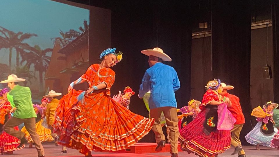 Ballet Folklórico de Fiesta Mexicana (BAFOFIM) en el Teatro de la Ciudad.