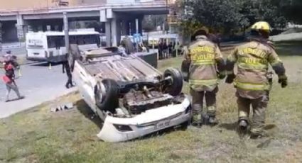 Menor vuelca su auto en la Carretera Nacional en Monterrey