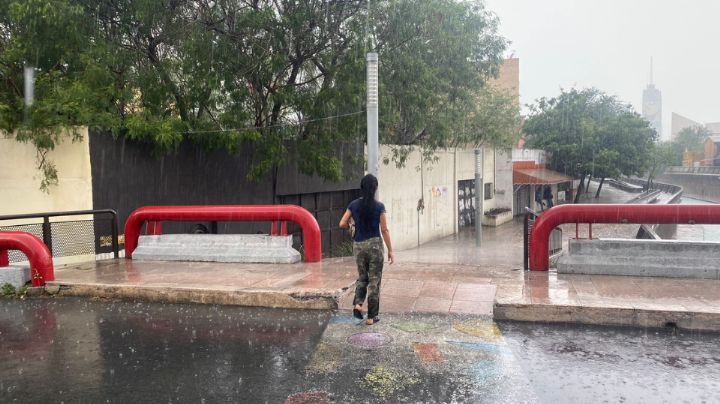 Se registra fuerte lluvia y granizo en Monterrey
