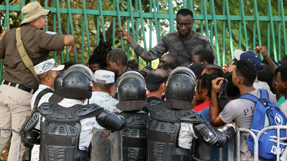 migrantes hacen fila para tramitar papeles migratorios el 5 de mayo de 2023, en Tapachula, Chiapas