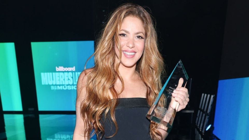 Shakira recibiendo el galardón de 'Mujer del año' por Billboard.