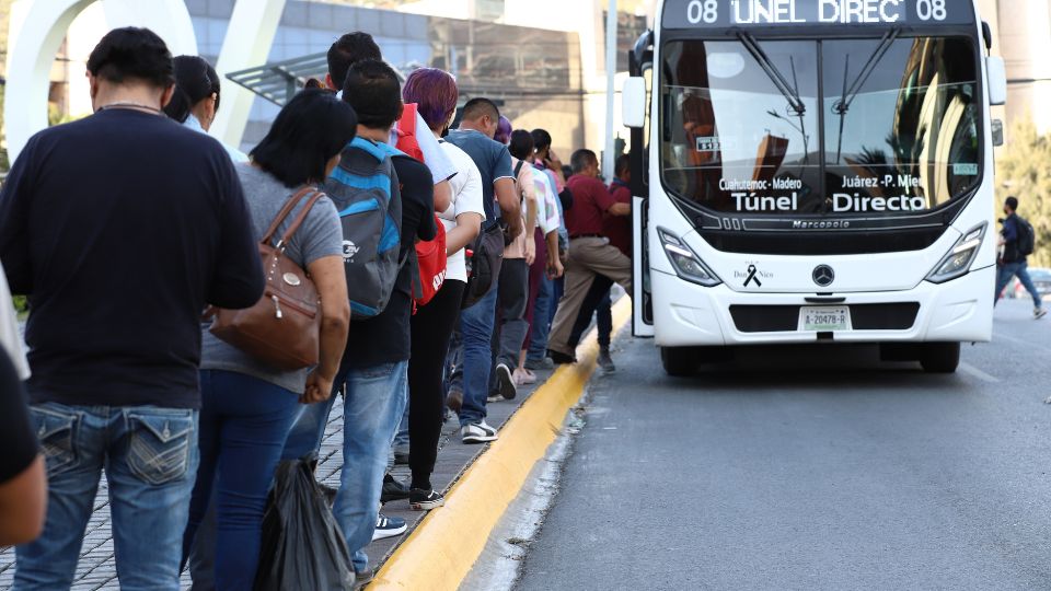 Usuarios a la espera de un camión urbano.