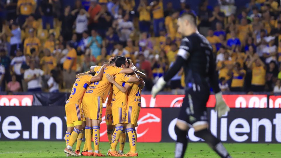 Los jugadores de Tigres celebran el gol de Sebastián Córdova