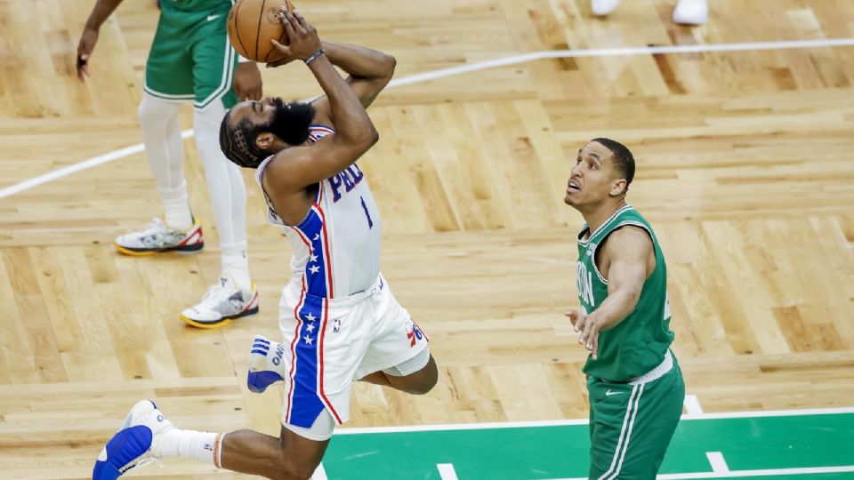 Fotografía de James Harden, de Philadelphia 76ers, contra Boston Celtics, en uno de los partidos de la Semifinal de Conferencia