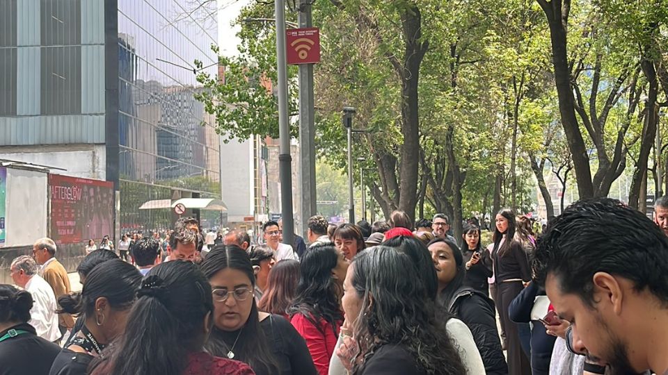 Personas salen a las calles tras escuchar la alerta sísmica | Twitter / @charly4457