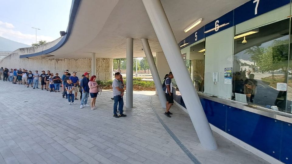 Fila en taquillas del Estadio BBVA para activación de abonos del partido entre Rayados y Santos Laguna de Cuartos de Final Vuelta del Clausura 2023.