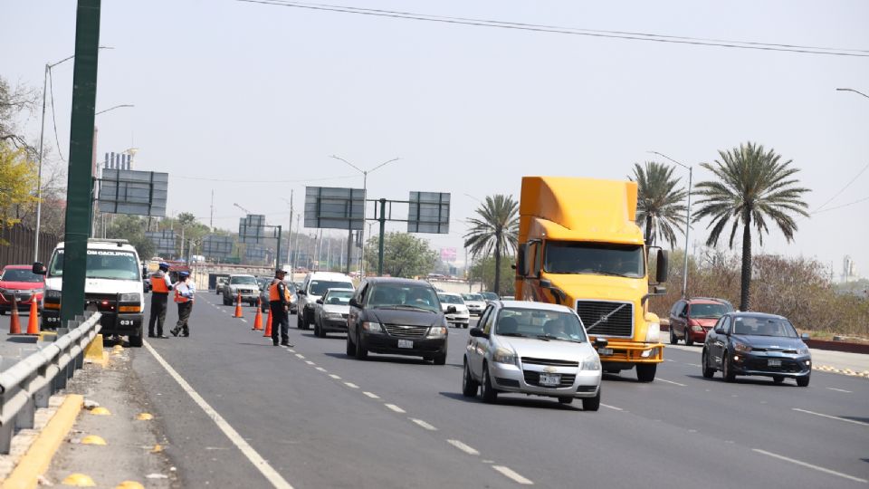 En la avenida Constitución, casi esquina con Revolución, los agentes de Tránsito instalaron un punto de revisión de carga pesada