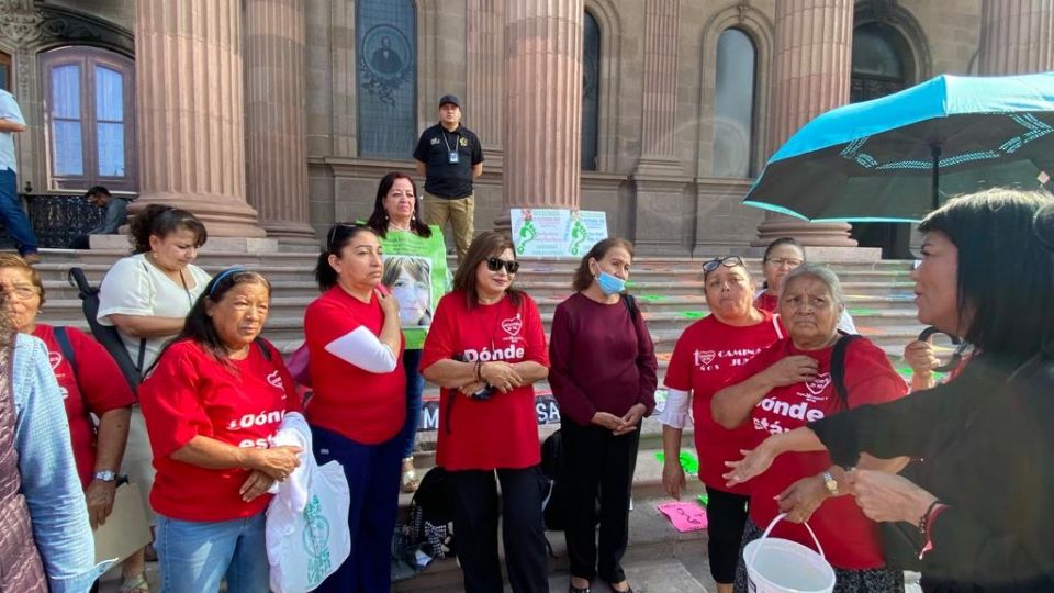 Madres Buscadoras de NL protestan frente al Palacio de Gobierno en Nuevo León