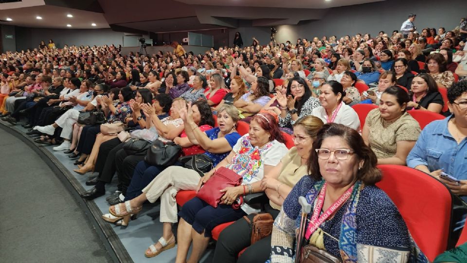 Madres de familia, y trabajadoras del Estado, celebran de manera adelantada el 10 de mayo