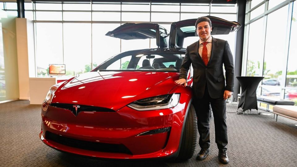 Gobernador Samuel García junto a un automóvil Tesla | Facebook / Samuel García