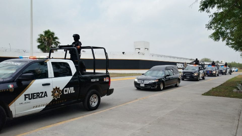 El cortejo fúnebre llegó a la base policiaca ubicada sobre la carretera a Nuevo Laredo.