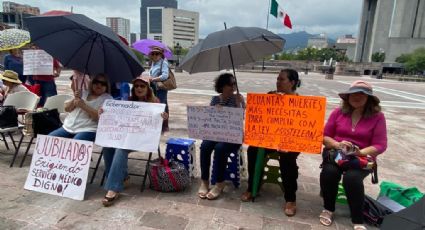 Protestan jubilados del SNTE por mejoras de servicios médicos del Isssteleón