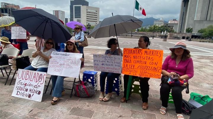 Protestan jubilados del SNTE por mejoras de servicios médicos del Isssteleón