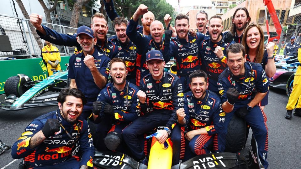 El neerlandés Max Verstappen con su equipo de mecánicos en la escudería Red Bull Racing