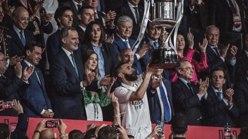 Karim Benzema es el capitán del Real Madrid y fue el encargado de levantar el más reciente título de 'los blancos': La Copa del Rey