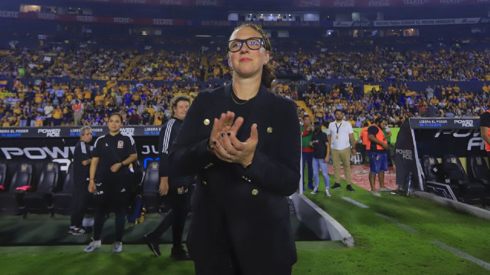 Carmelina Moscato, directora técnica de Tigres, en el Estadio Universitario