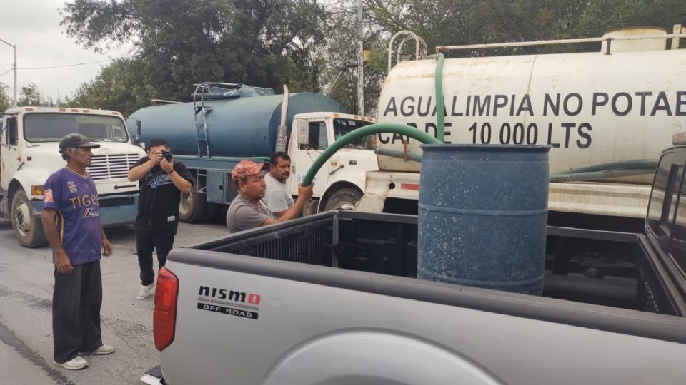 Hombre abasteciendo agua