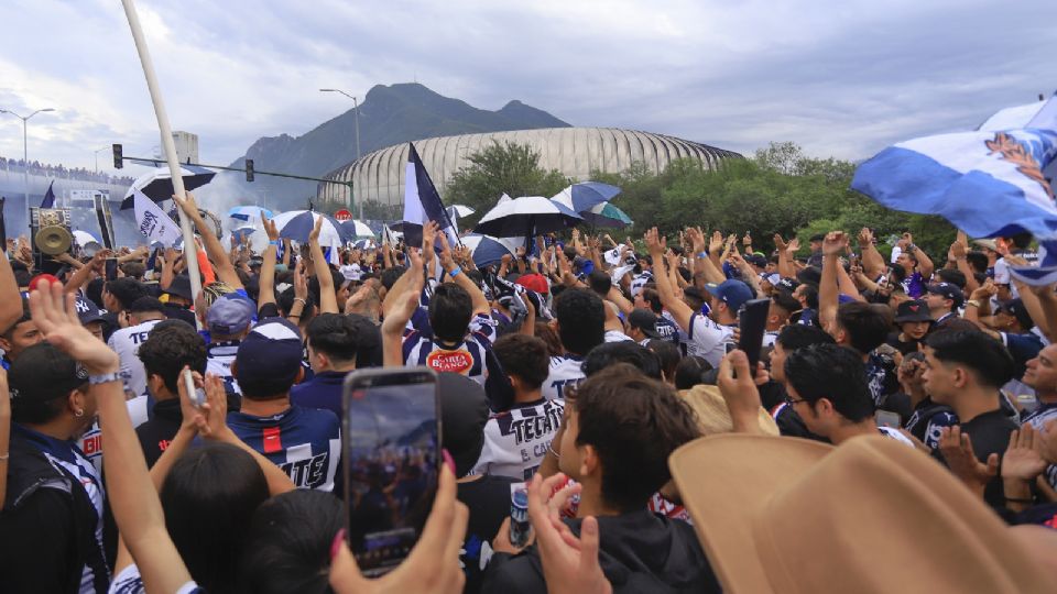 Afición de Rayados recibiendo al equipo a las afueras del Estadio BBVA.