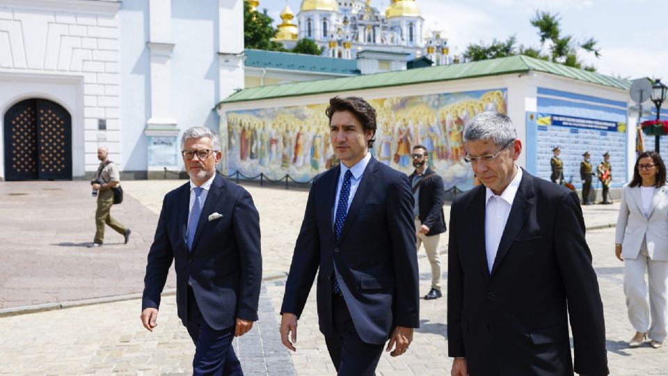 El primer ministro canadiense Justin Trudeau camina el día de su visita en el Muro del Recuerdo.