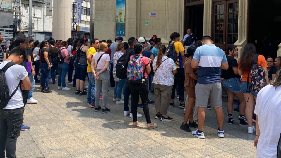 Alumnos y padres de familia fuera de la preparatoria número 3 en el cruce de las avenidas Madero y Félix U. Gómez.