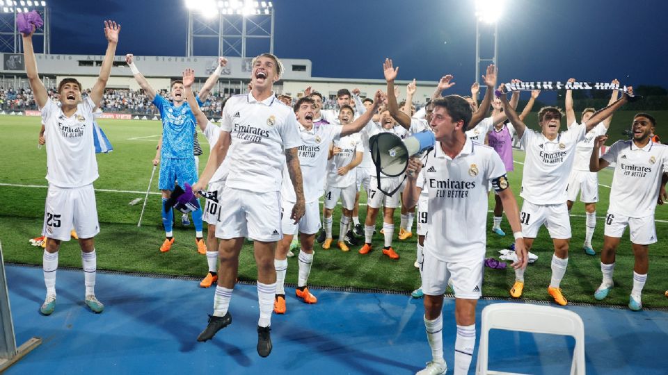 Los jugadores del Real Madrid Castilla celebran el triunfo