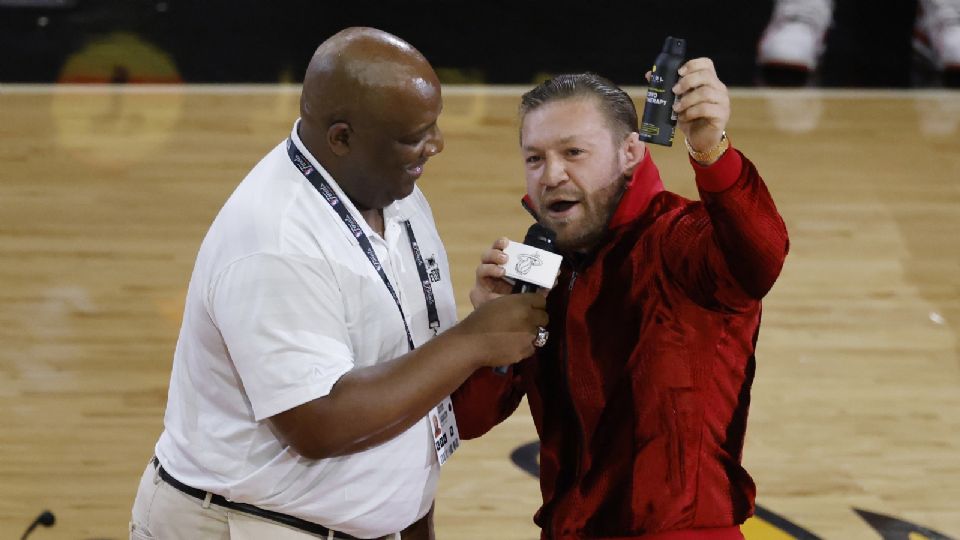 Conor McGregor, durante un acto promocional que salió mal, dejó herida a la persona que portaba el disfraz de Burnie, la mascota de Miami Heat