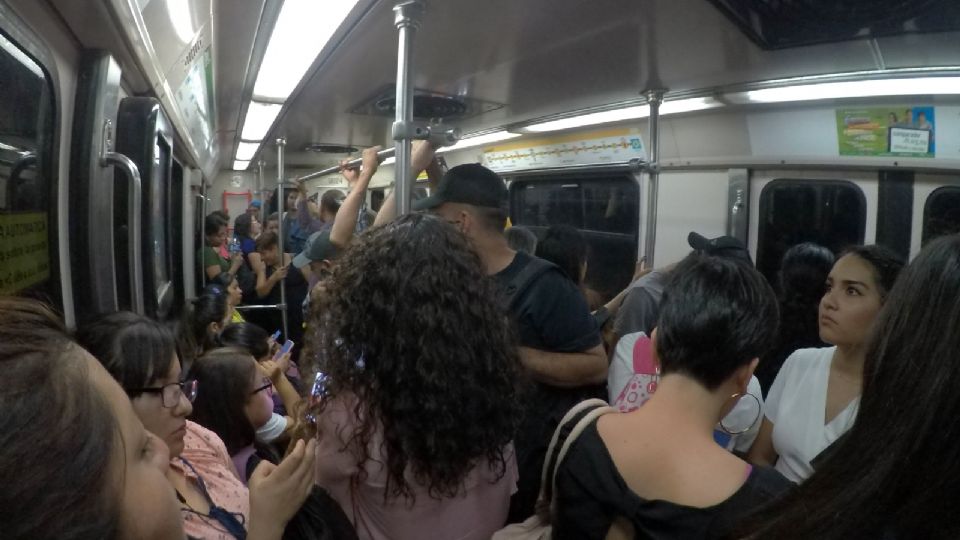 Pasajeros del Metro en MTY sufren por el calor que se vive al interior de los vagones