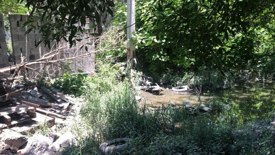 Arroyo contaminado en Escobedo