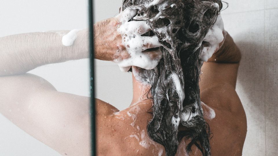 Persona tomando un baño tras altas temperaturas en México