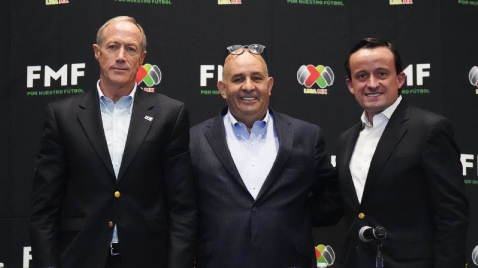 Ivar Sisniaga (izquierda), Juan Carlos Rodríguez y Mikel Arriola en conferencia de prensa.