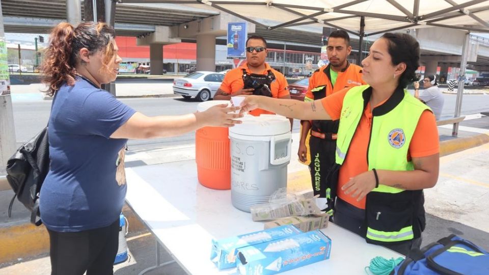 Autoridades brindando agua a los ciudadanos.