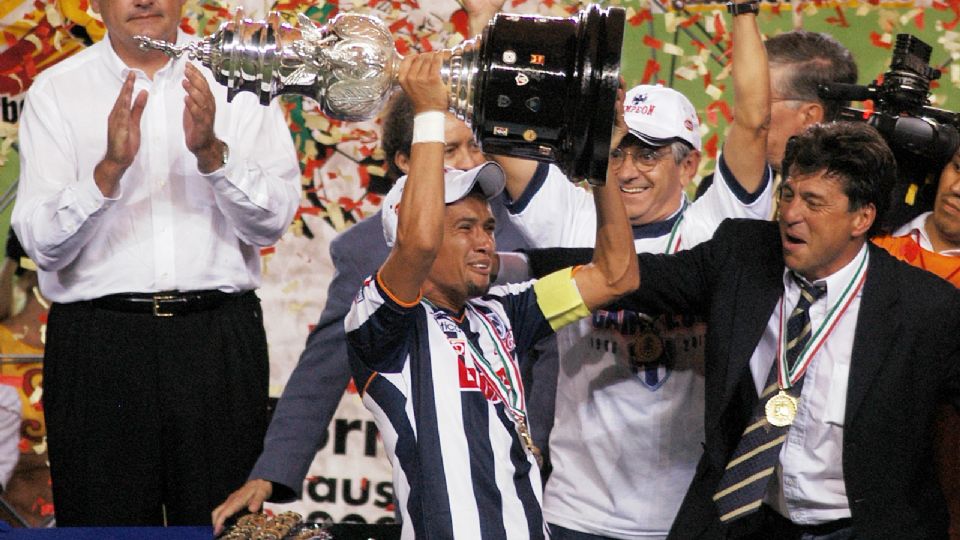 Jesús Arellano y Daniel Passarella en el festejo de Rayados por el segundo campeonato de su historia, en el Clausura 2003