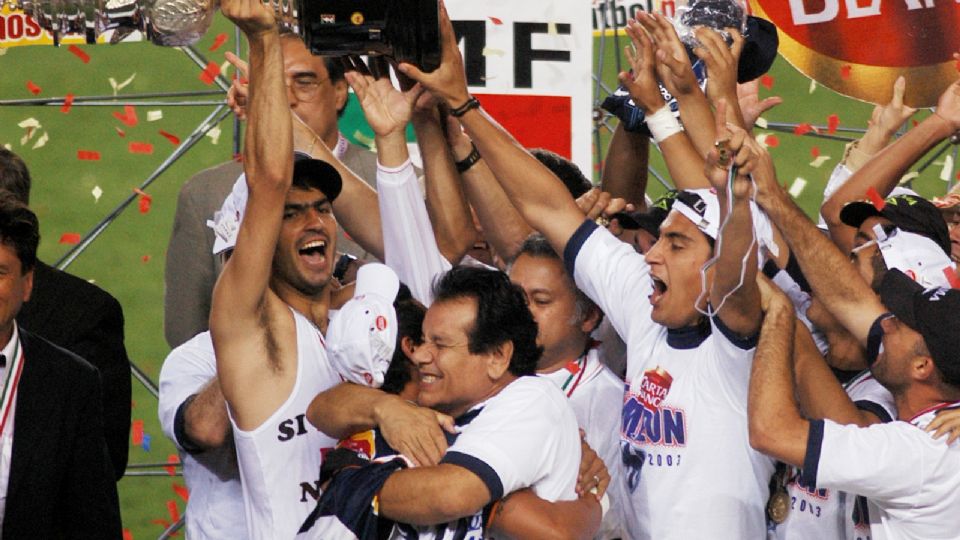 Jugadores de Rayados de Monterrey festejan el campeonato de 2003 en casa de Morelia