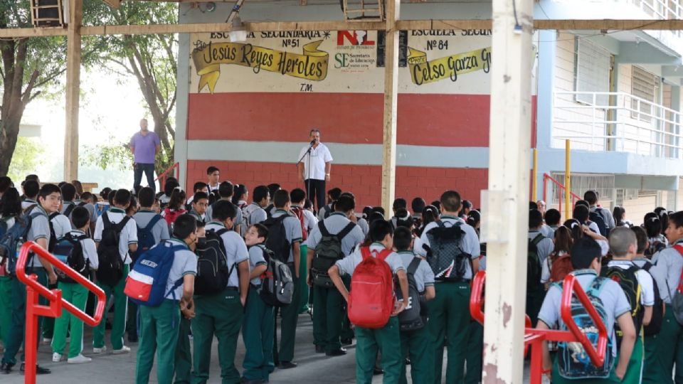 Estudiantes acuden a clases presenciales en Guadalupe