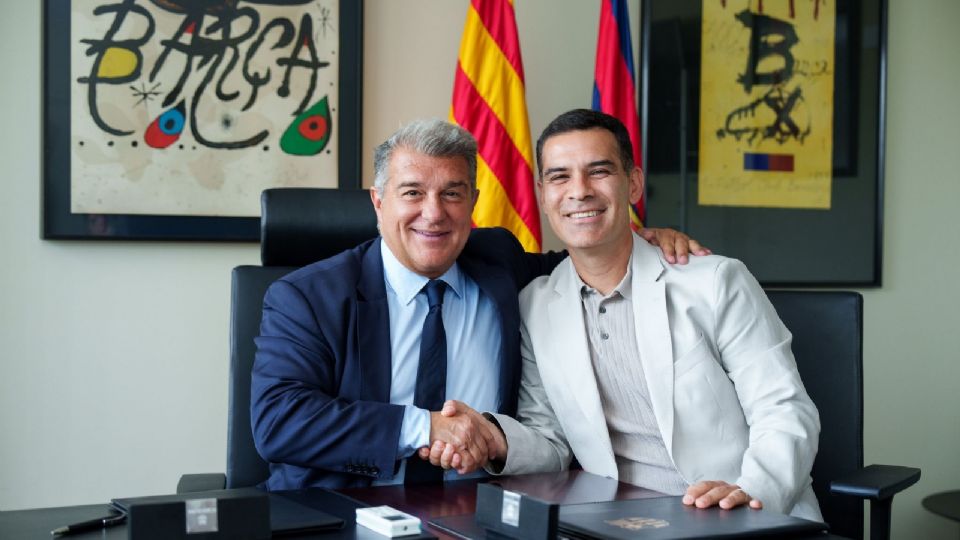 Joan Laporta y Rafael Márquez, en la firma del contrato del ex futbolista mexicano y actual entrenador del Barça Atlètic