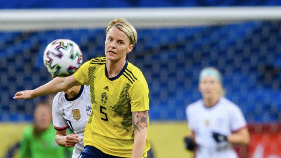 Nilla Fischer contó en su biografía que previo al Mundial Femenil de Alemania 2011 la FIFA obligó a todas las jugadoras a mostrar sus genitales a un médico para verificar que no hubiera hombres en alguna selección