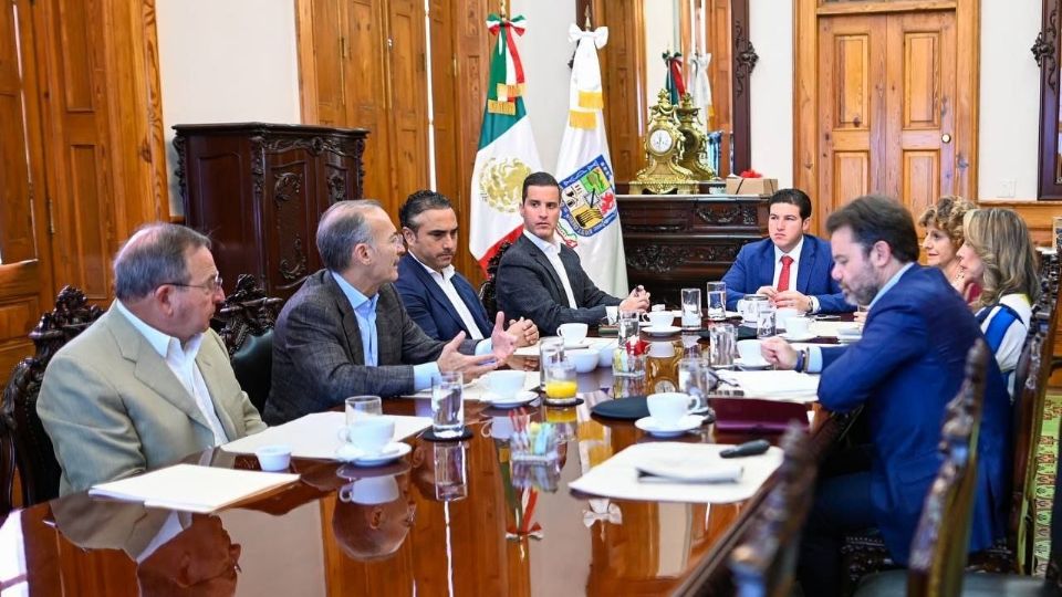 El gobernador Samuel García el Consejo Asesor durante la reunión.