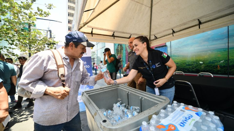 Autoridades brindando agua fresca a ciudadanos.