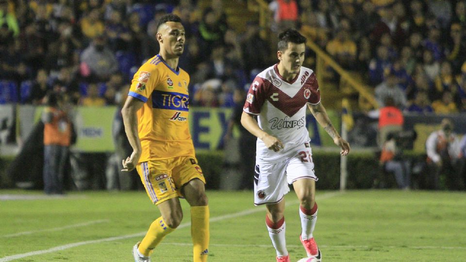 Timothée Kolodziejczak en partido con Tigres.