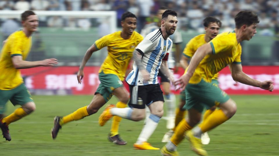 El argentino Lionel Messi 'inventó' una jugada individual que le dio la vuelta al mundo en las redes sociales, luego de dejar en el camino a tres jugadores australianos