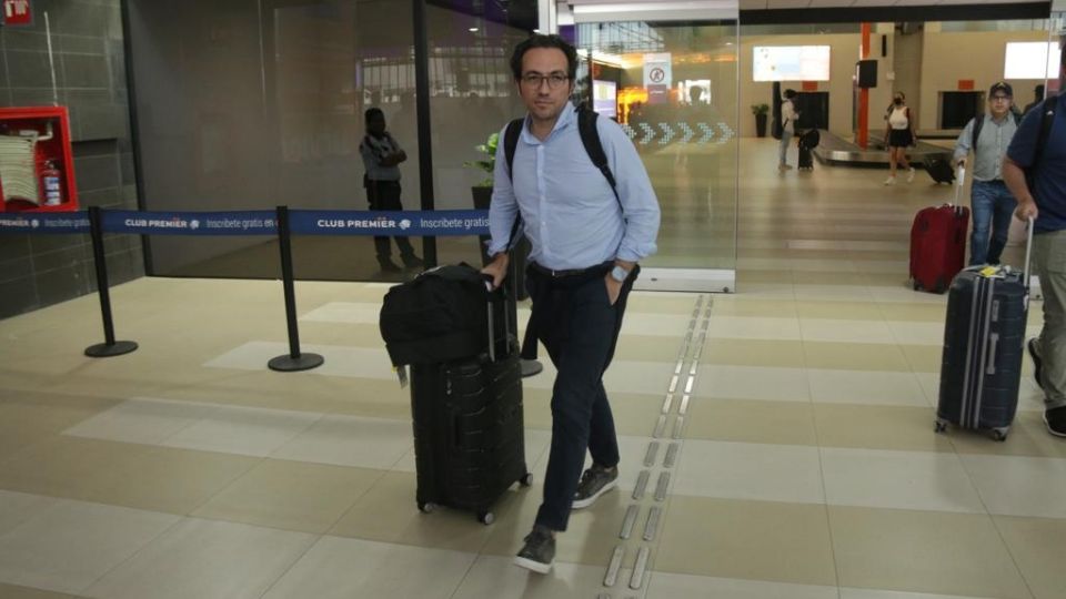 El presidente de Tigres, Mauricio Culebro, llegó este jueves a la ciudad de Monterrey tras su viaje a Europa