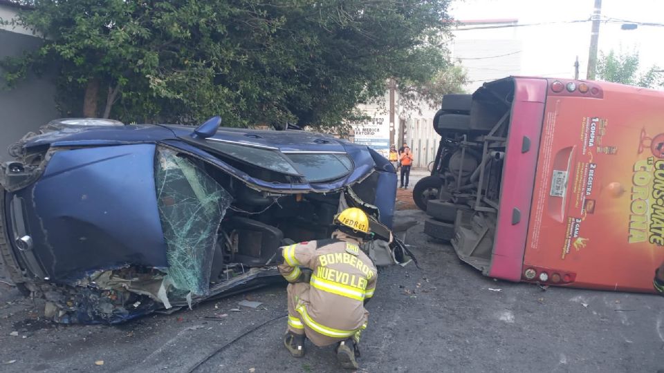 Accidente de camión urbano en Santa Catarina | Twitter / @saz2000
