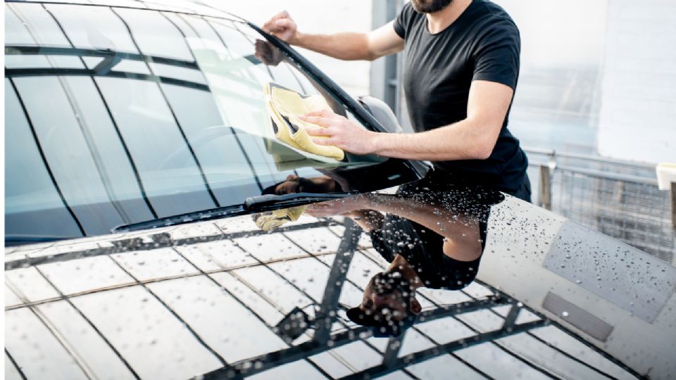 Hombre limpiando auto